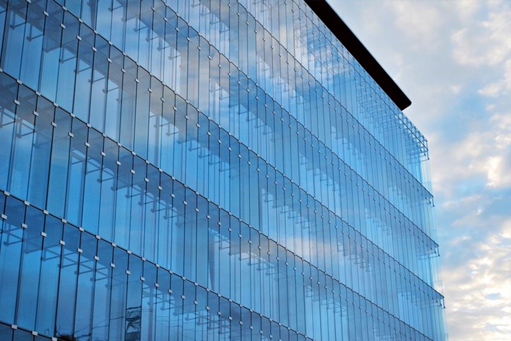 Modernes Bürogebäude mit Fassade aus Glas