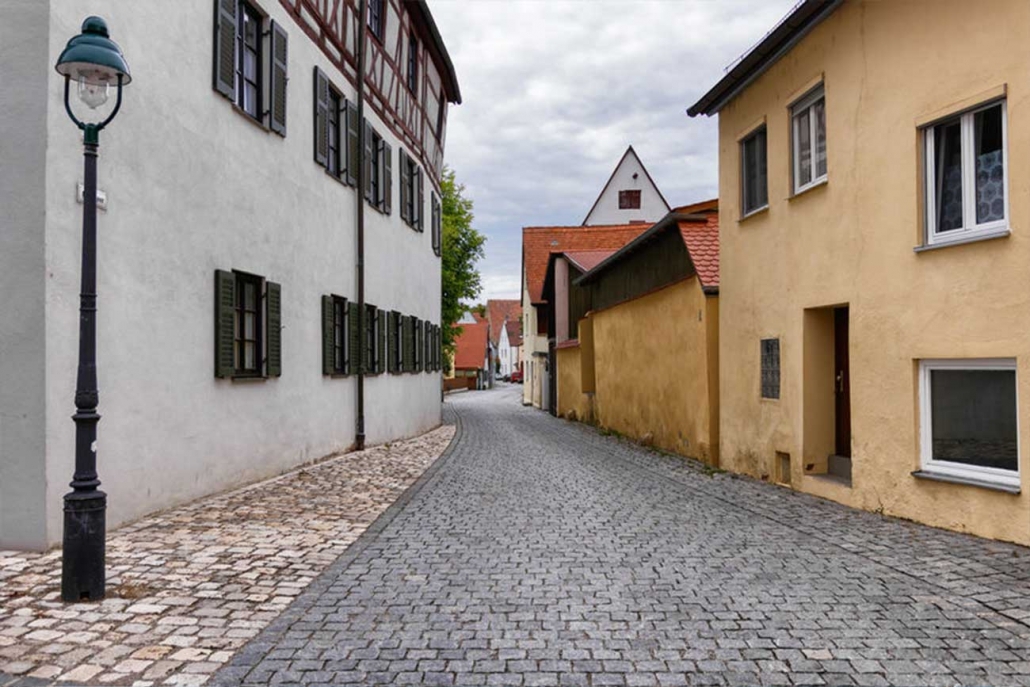 Kleine Dorfstraße in Bayern